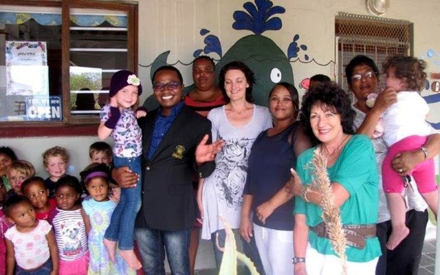  â€˜n Vrolike oomblik met opgewonde Cool Kids kleuters, met mnr Masizole Mnqasela (Lid van die Provinsiale Parlement) links en rdl Riana de Coning regs voor
